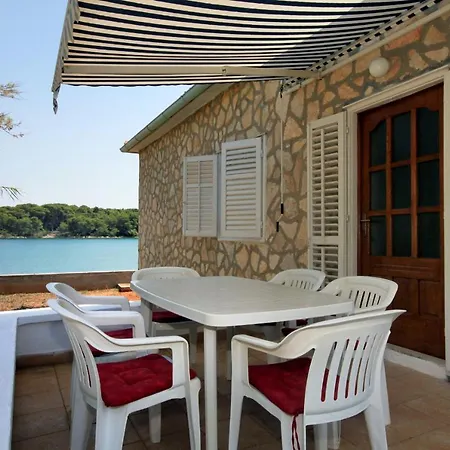 Apartamento Family Friendly Seaside - 828 Ugljan