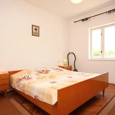 Family Friendly Seaside - 828 Appartement Ugljan