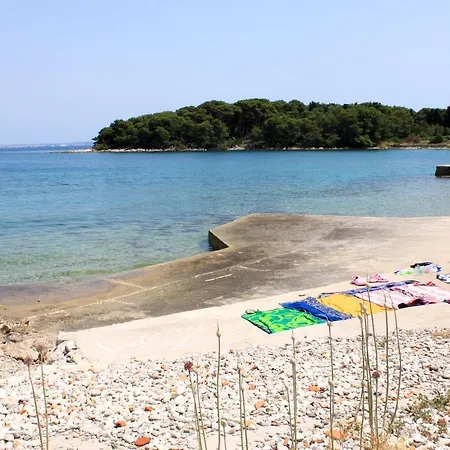 Family Friendly Seaside - 828 Appartement Ugljan