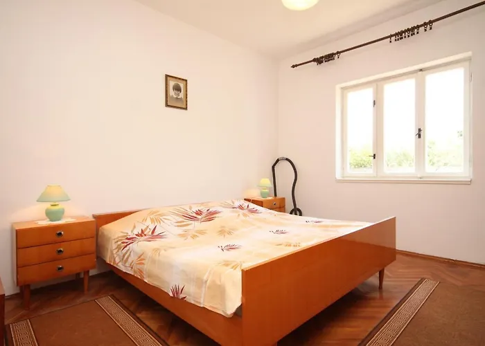 Family Friendly Seaside - 828 Apartman Ugljan