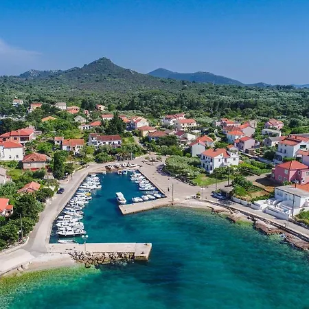 Apartment Family Friendly Seaside Apartments Ugljan - 828