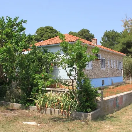 Family Friendly Seaside - 828 Apartamento Ugljan