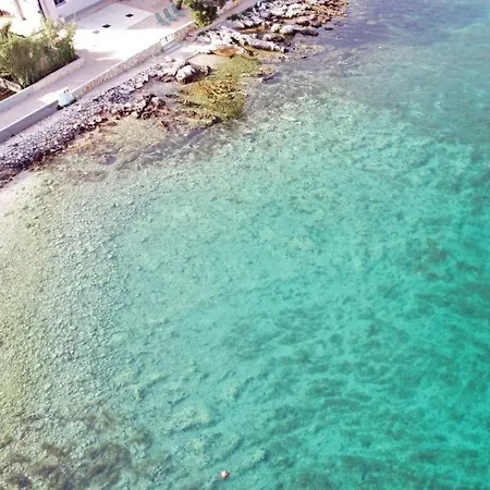 Family Friendly Seaside - 828 Apartamento Ugljan
