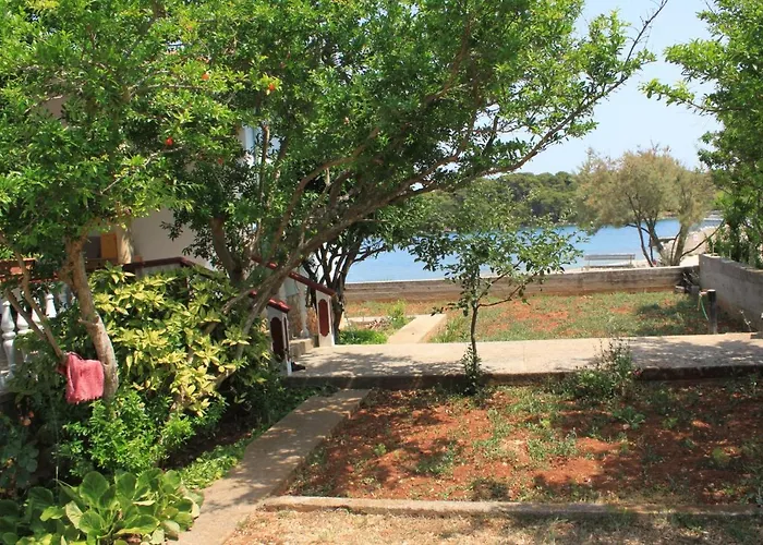 Family Friendly Seaside - 828 Ugljan